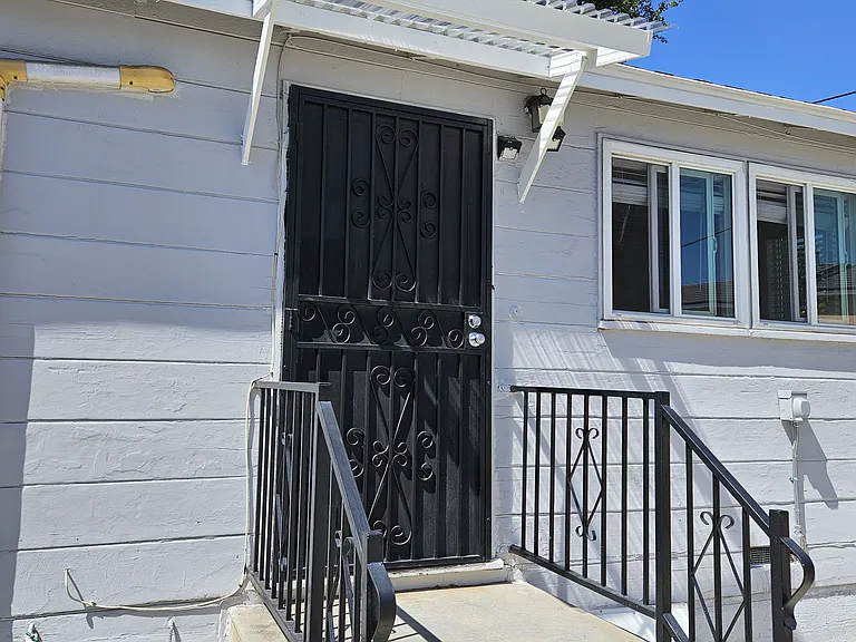 923 1/2 E Hershey Ave — Photo 13