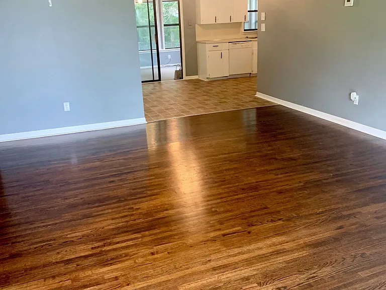 327 E Midway St — Photo 2