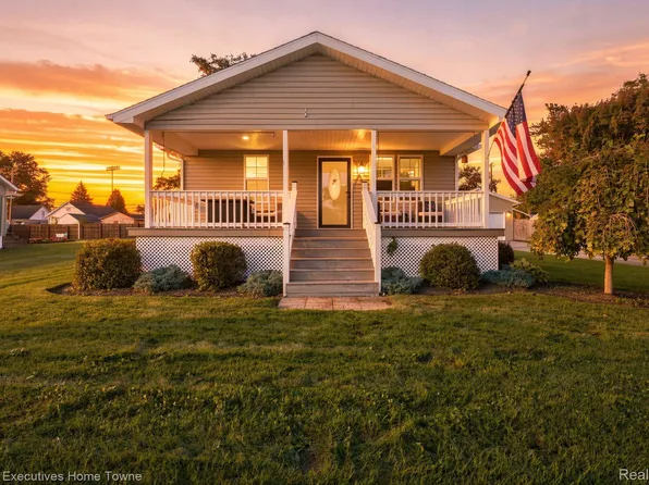 565 Saint James St, Marysville, MI 48040