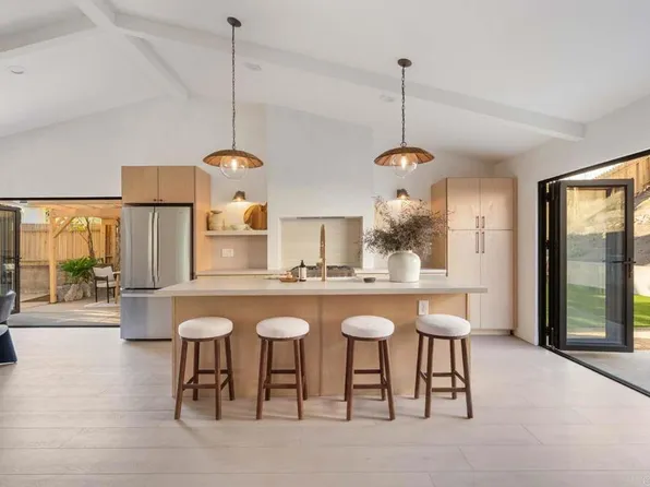 1916 Laurel Rd, Oceanside, CA 92054