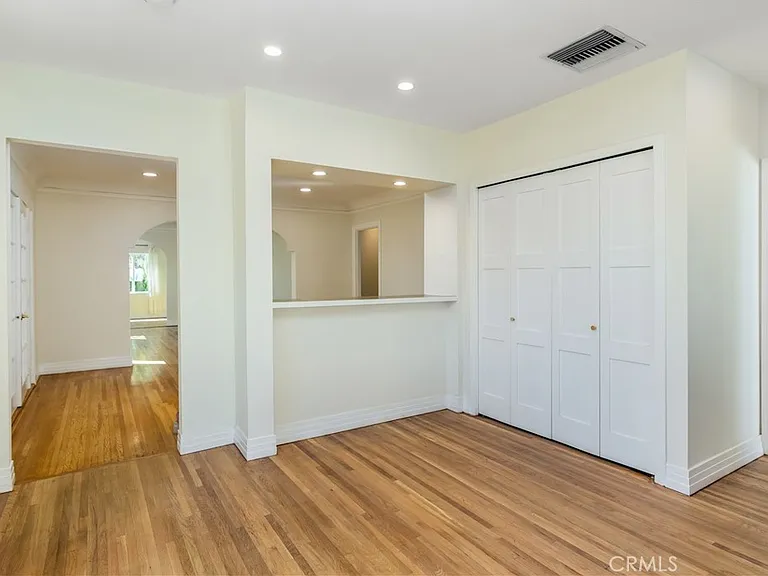 1094 S Plymouth Blvd — Photo 10