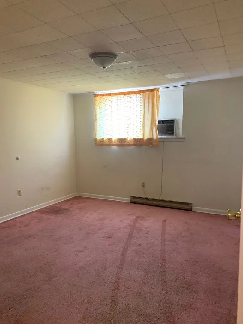 5 Bedroom 3 Bath House with 2 Car Garage — Photo 2