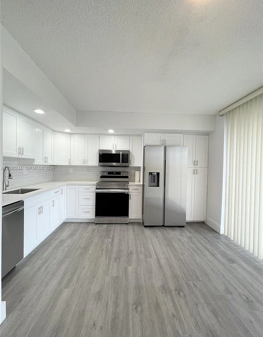 Horizons West Condo #4 — Photo 2