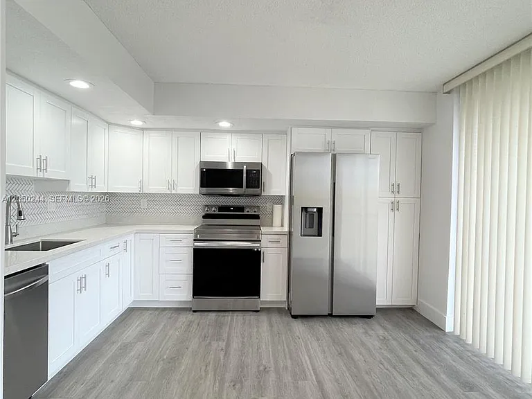 8520 SW 133rd Avenue Rd #406 — Photo 2