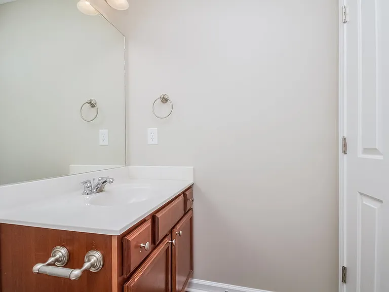 222 Niagra Ln — Photo 14