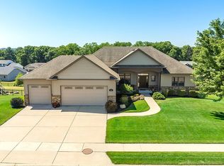 904 Clover Hill Ln, Le Claire, IA 52753