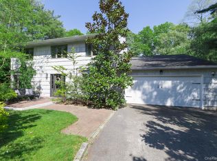 22 Stonehurst Ln, Dix Hills, NY 11746