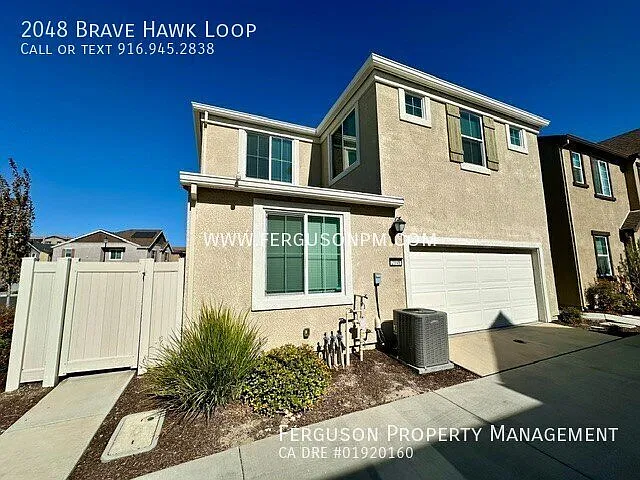 Three Bedroom Home with a Loft Close to the Nugget Shopping Center — Photo 3
