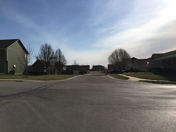 4th image of 1001 NW Dogwood Dr
