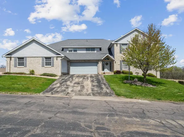 3203 Lake Ridge Dr, Dubuque, IA 52003