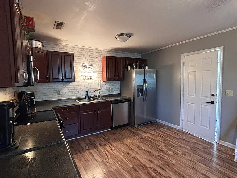 403 Madeline Dr — Photo 2