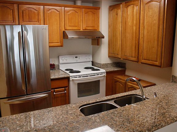 4th image of 989 Webster St APT 450