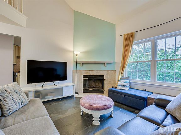 4th image of 63 Renaissance Ln