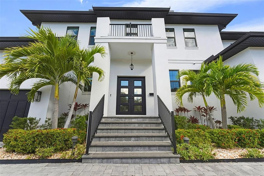 5 bed, 5.5 bath, 5863 sqft, $20,000 — Photo 2