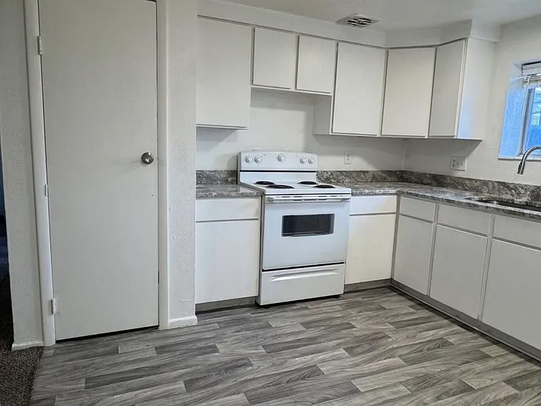242 E 500 N — Photo 2