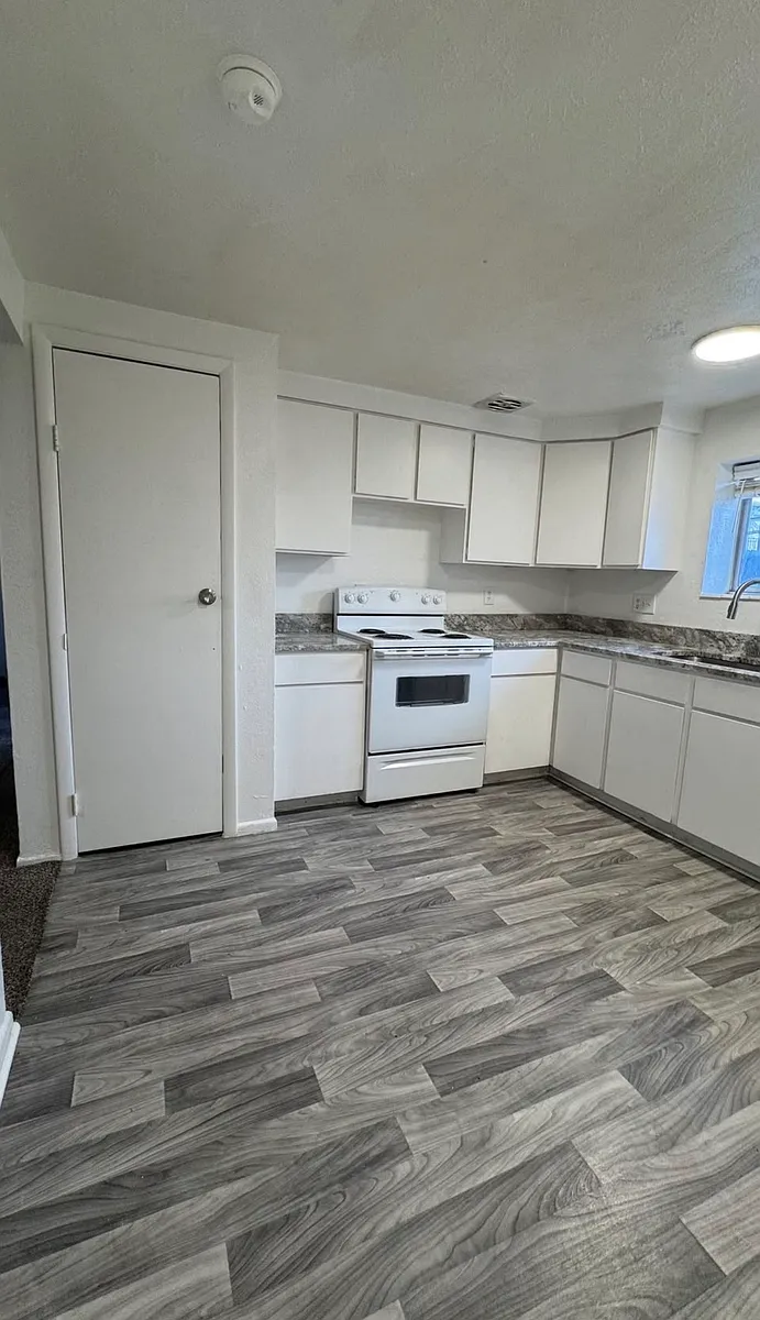 Building Photo - 242 E 500 N