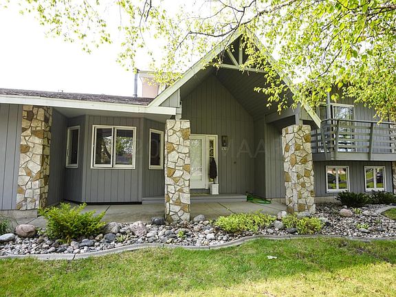 5th image of 137 Woodcrest Dr N
