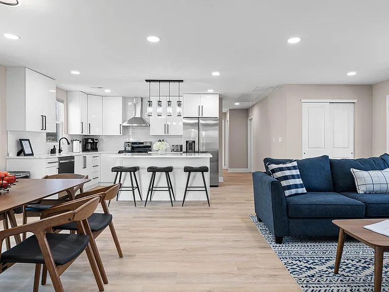 8815 Delphine Rd — Photo 2