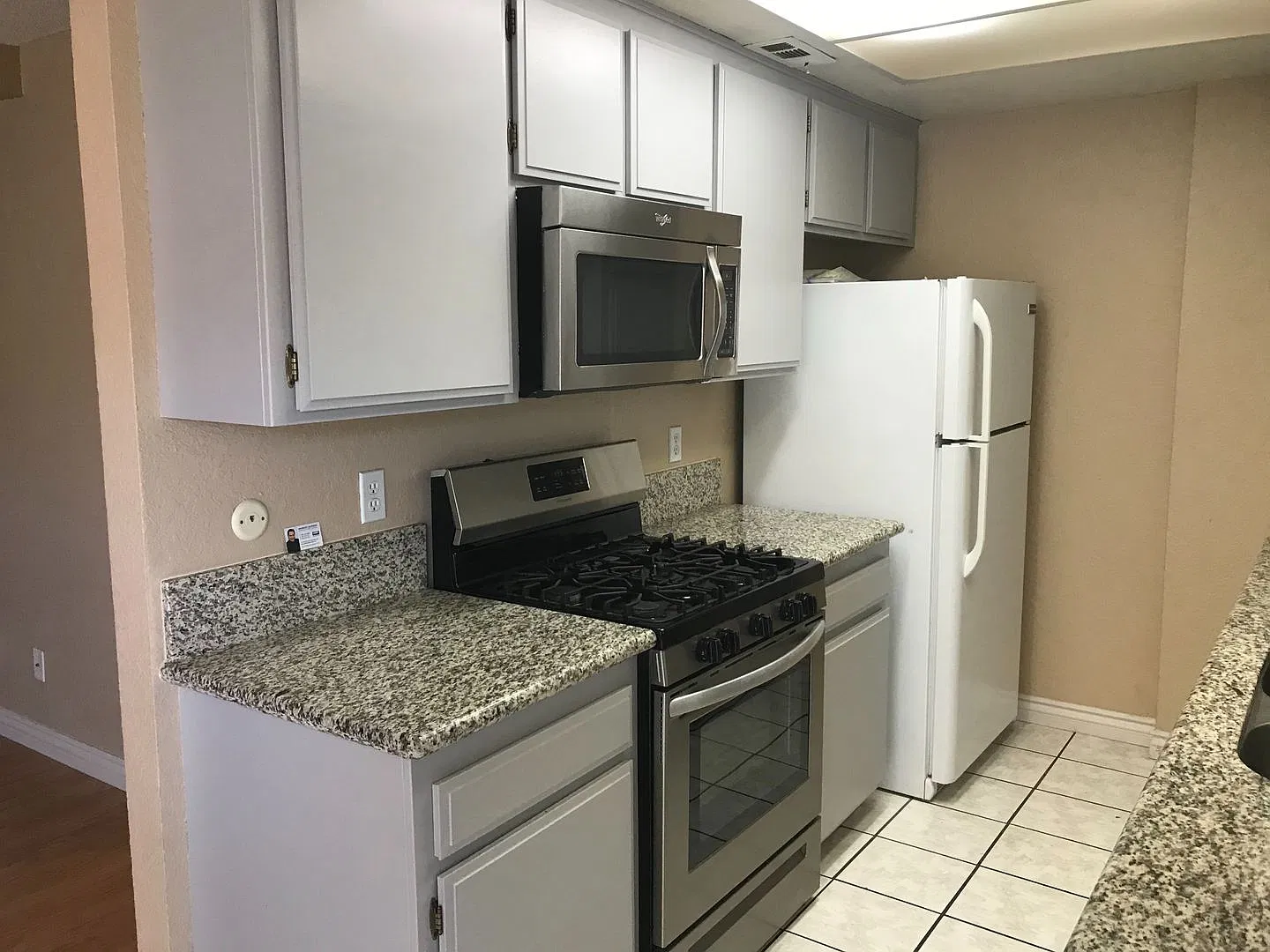 Cozy 3 Bedroom 3 Bathroom Riverside Townhouse — Photo 3
