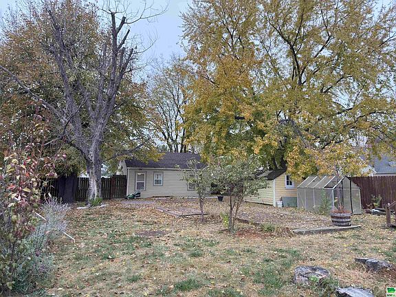 5th image of 324 W 25th St