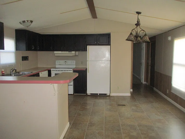 413 Debby St — Photo 10
