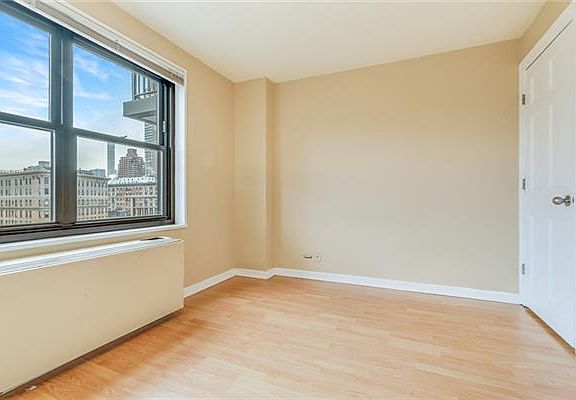5th image of 201 W 70th St APT 15F