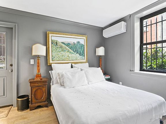 3rd image of 121 W 79th St APT 1R