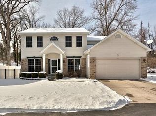 451 Valley Manor Dr, Ballwin, MO 63021