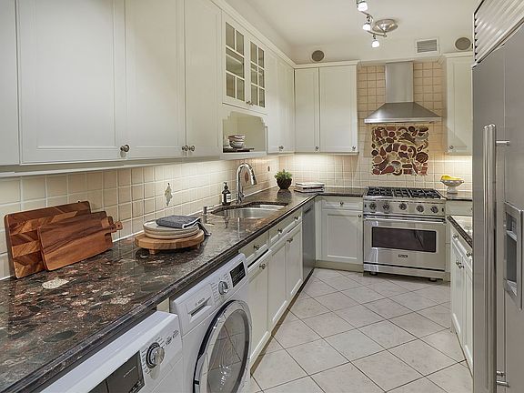 4th image of 301 E 52nd St APT 1C