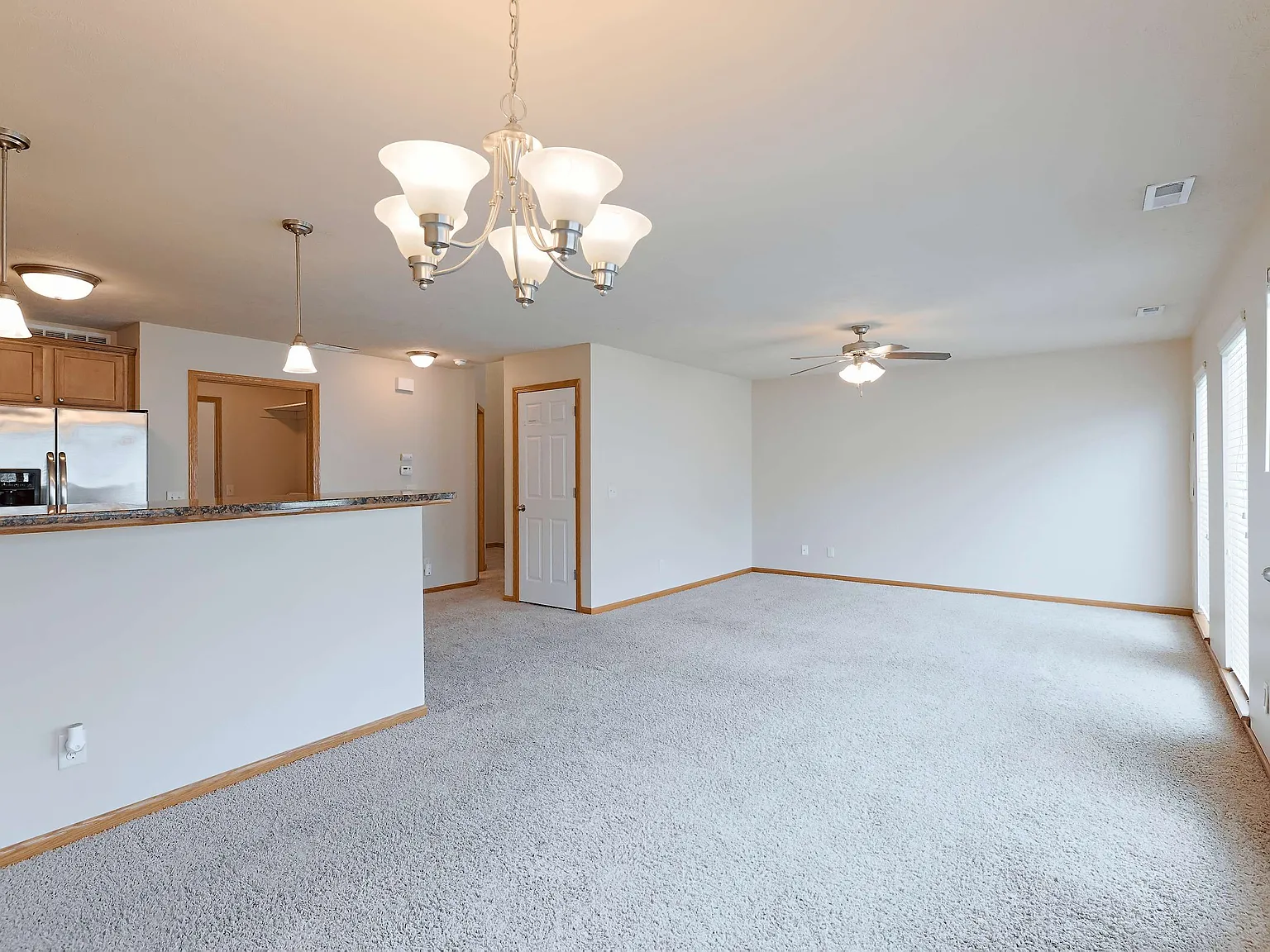 3 bed, 2.5 bath, 1739 sqft, $1,979 — Photo 2