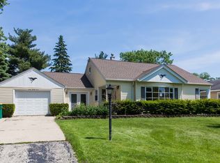 323 1st St, Wheeling, IL 60090