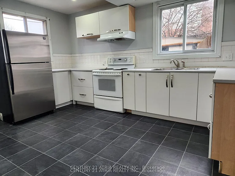 49 Lawrence Cres #BASEMENT — Photo 2