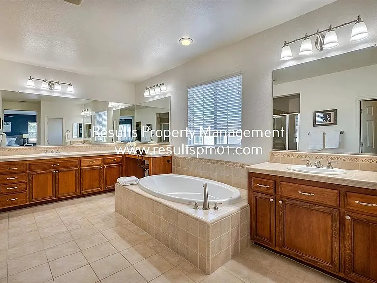 2425 Foxcroft Cir — Photo 2