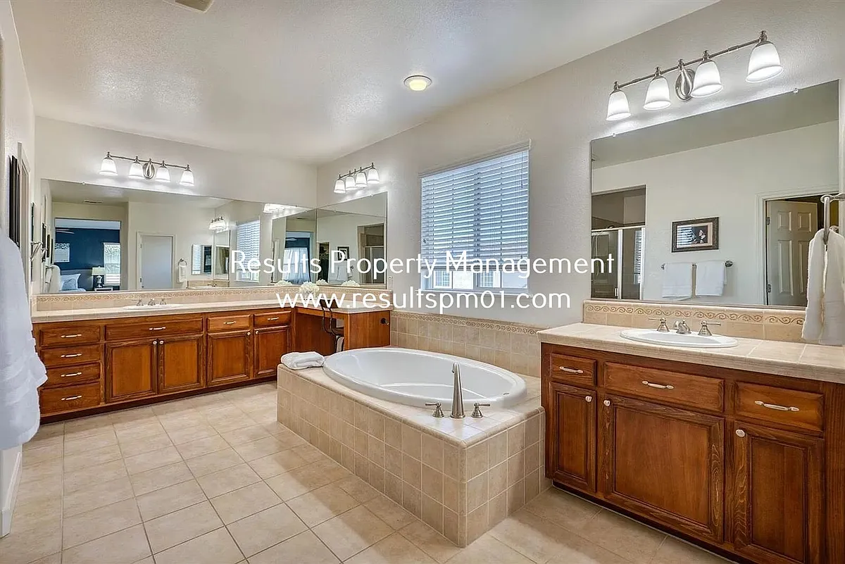 Building Photo - 2425 Foxcroft Cir