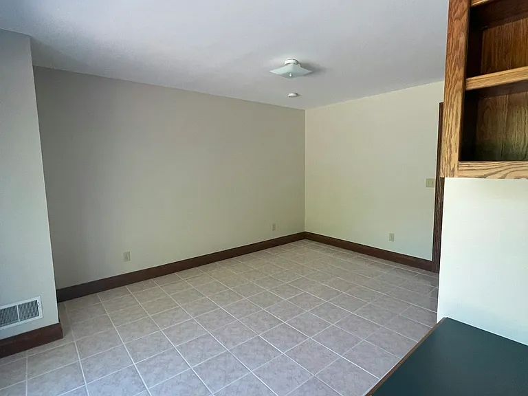 4390 N River Rd — Photo 31