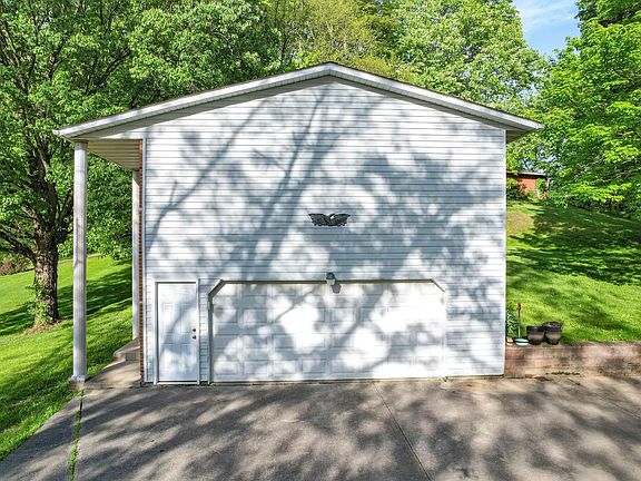 3rd image of 128 Persimmon Dr NE
