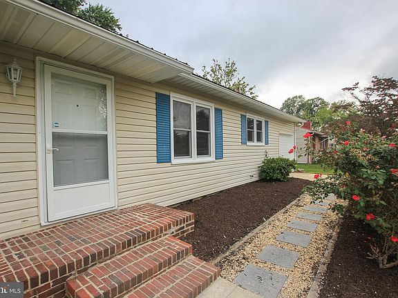 2nd image of 806 Magnolia Dr
