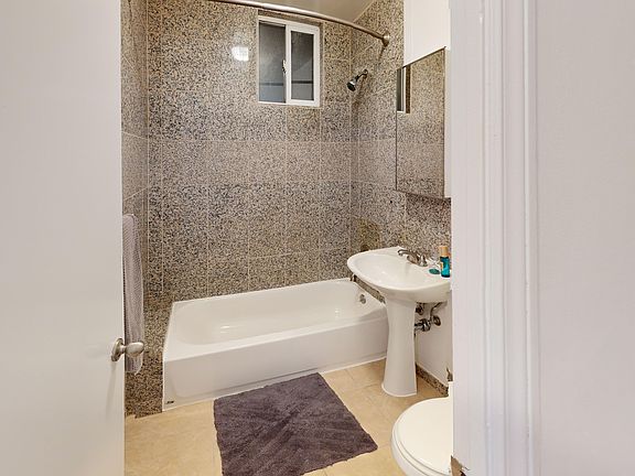 Bathroom with a toilet, sink and bathtub