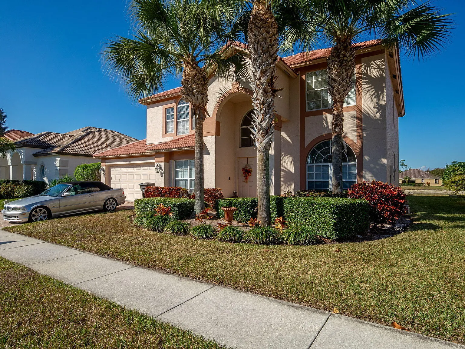 5 bed, 3.0 bath, 2696 sqft, $4,000 — Photo 2