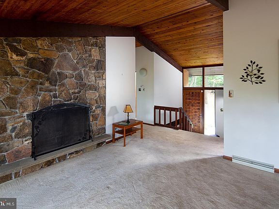 4th image of 1060 Jaine Ln