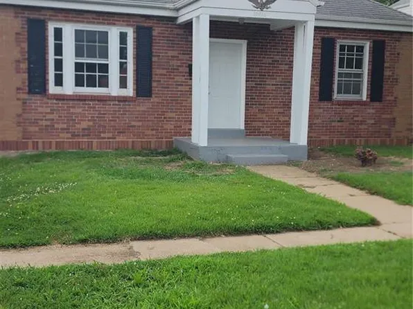 10013 Diamond Dr, Saint Louis, MO 63137