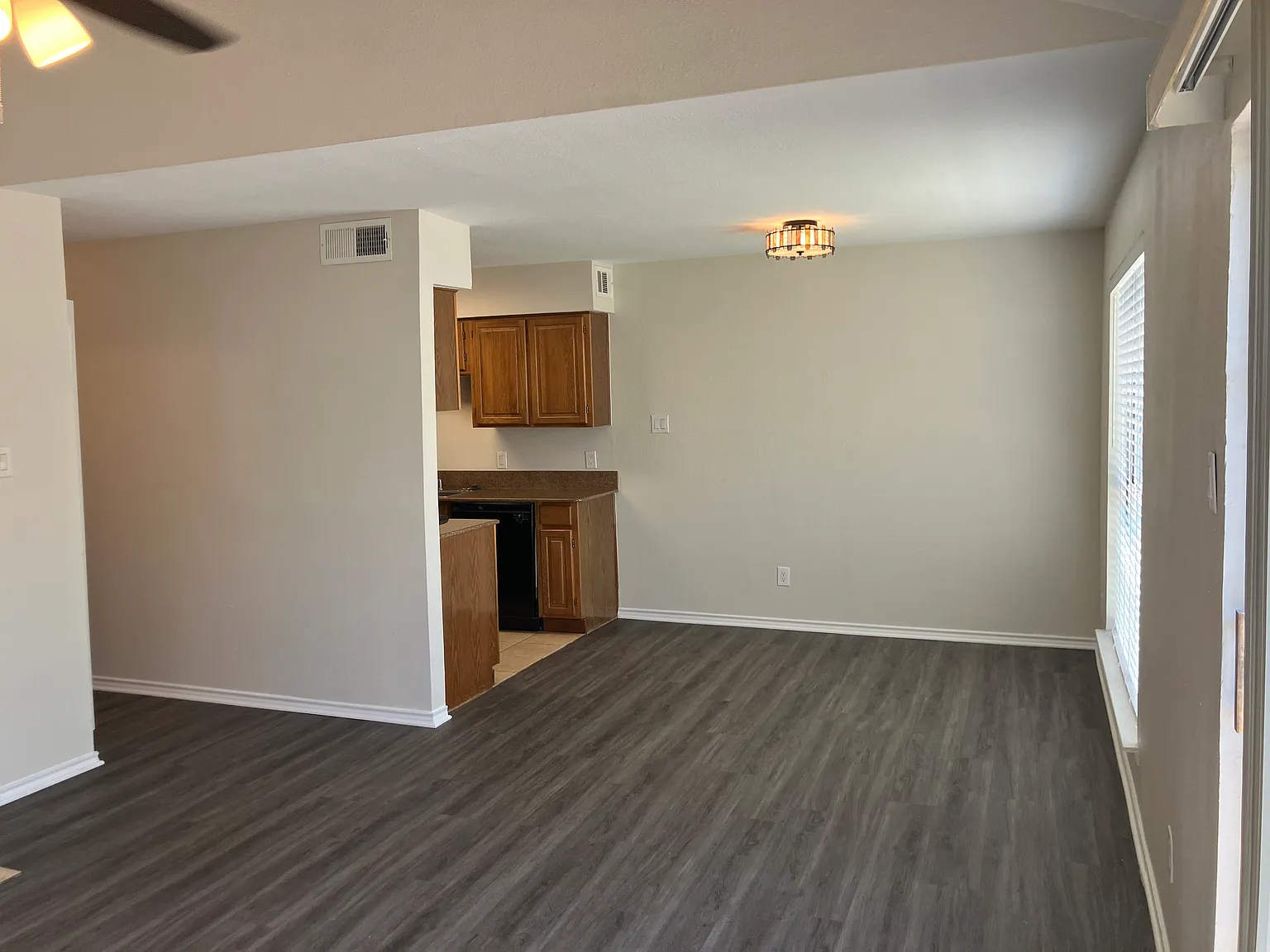 330 W Harwood Rd — Photo 3