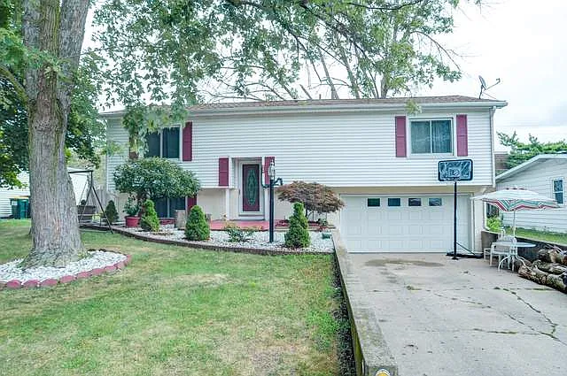 906 Holiday Dr photo 1