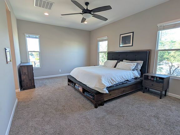 Master Bedroom (Upstairs)