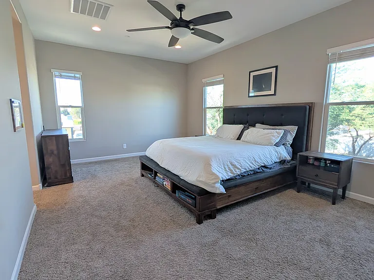 Master Bedroom (Upstairs)
