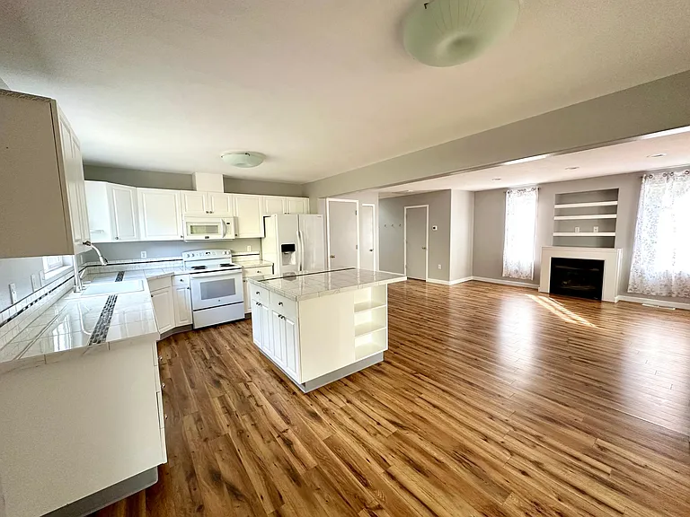 561 NW Mitchell Ct — Photo 5