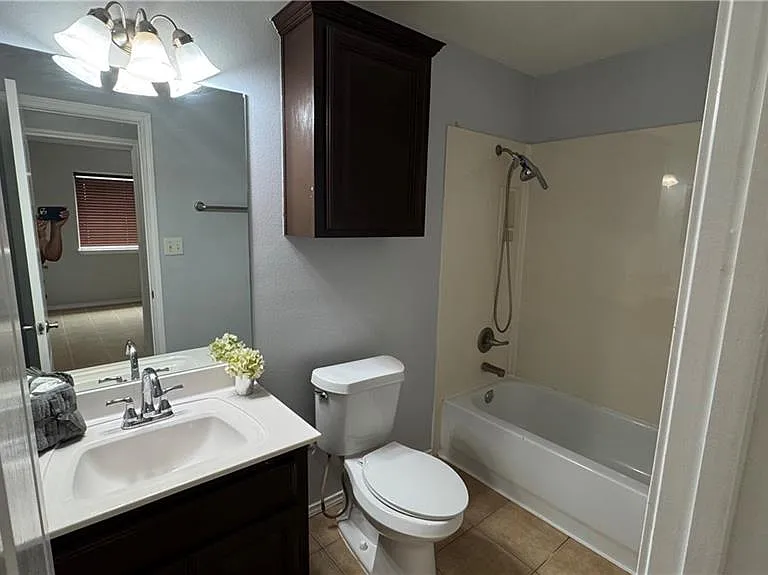 3405 Santa Monica — Photo 23