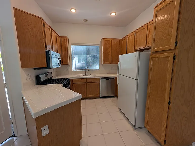 154 California Ct — Photo 8
