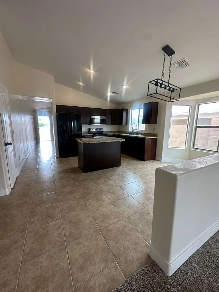 4 bed, 1849 sqft, $2,350 — Photo 2
