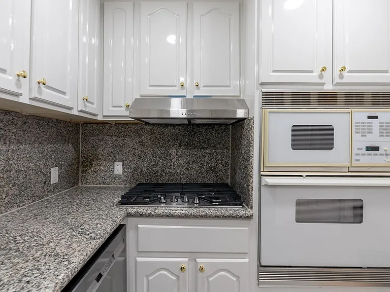 1760 N Alexandria Ave — Photo 30